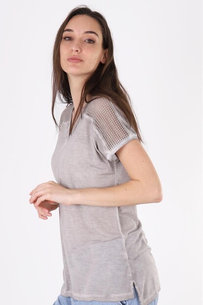 Omuz Detaylı Tişört