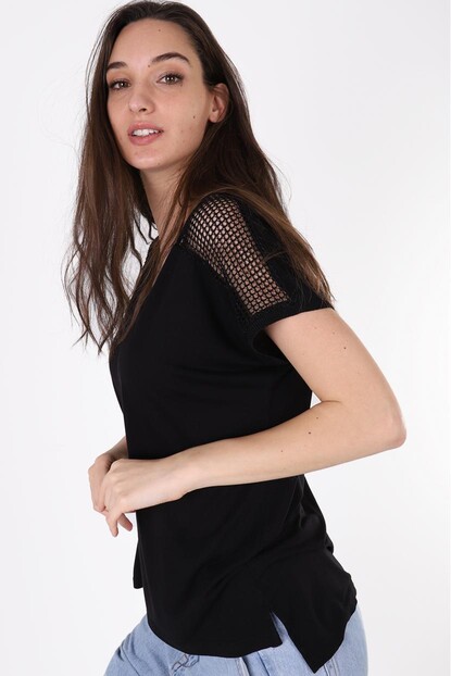 Omuz Detaylı Tişört