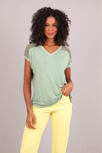 Omuz Detaylı Tişört